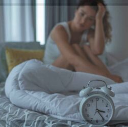 숙면 중인 여성의 모습, 아늑한 침실 분위기에서 휴식을 취하며 수면의 질을 높이는 장면