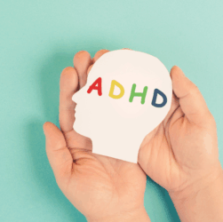 손에 들고 있는 성인 ADHD 로고 이미지, 집중력 저하와 감정 조절 어려움을 상징하며 통합웰니스코칭의 주제를 표현